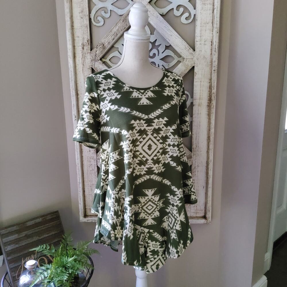 New Mode Moss Green Aztec Short Sleeve Ruffle Hem Flowy Tunic Top M NWT